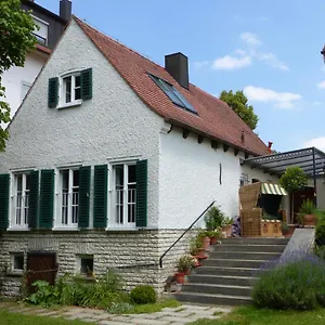 Bed & Breakfast Unter Den Linden, Noerdlingen